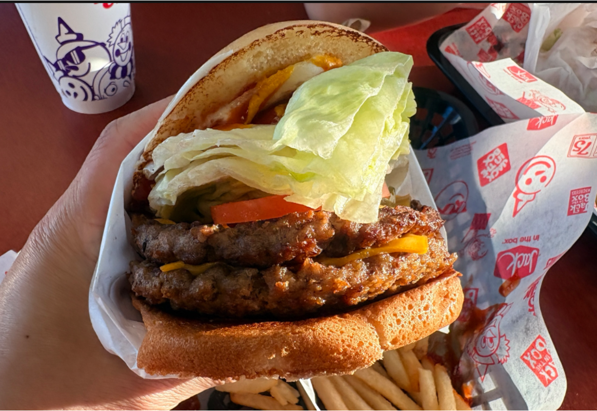 Jack in the Box 雙層漢堡，厚實的肉排搭配滿滿生菜，是我們抵達美國後的第一份早餐。